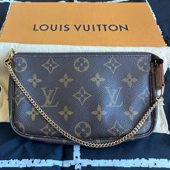 Louis Vuitton Mini Pochette in Mono - Picture 2 of 13